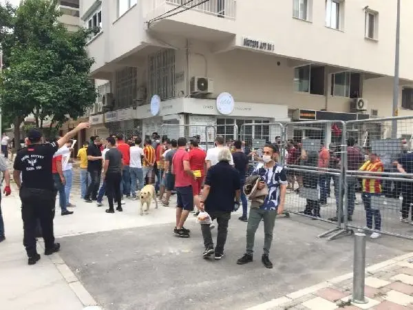 SPOR Göztepe'de taraftar stada girmeyi bekliyor SPOR Göztepe'de taraftar stada girmeyi bekliyor