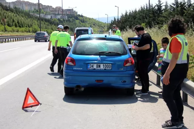 Hurdaya dönen otomobilden burnu kanamadan çıktılar Hurdaya dönen otomobilden burnu kanamadan çıktılar