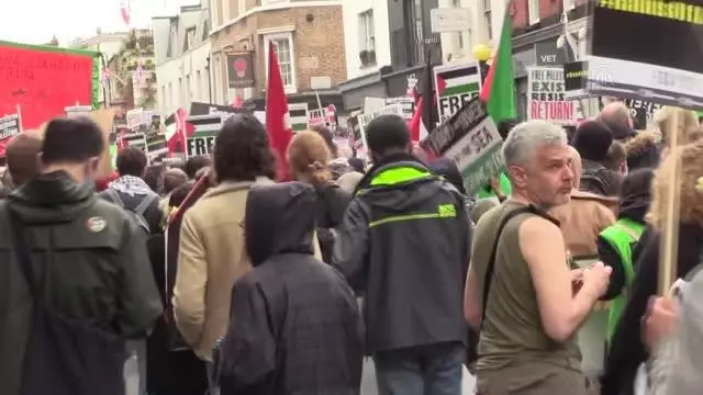 İngiltere'de Filistin'e destek gösterisi (3) İngiltere'de Filistin'e destek gösterisi (3)