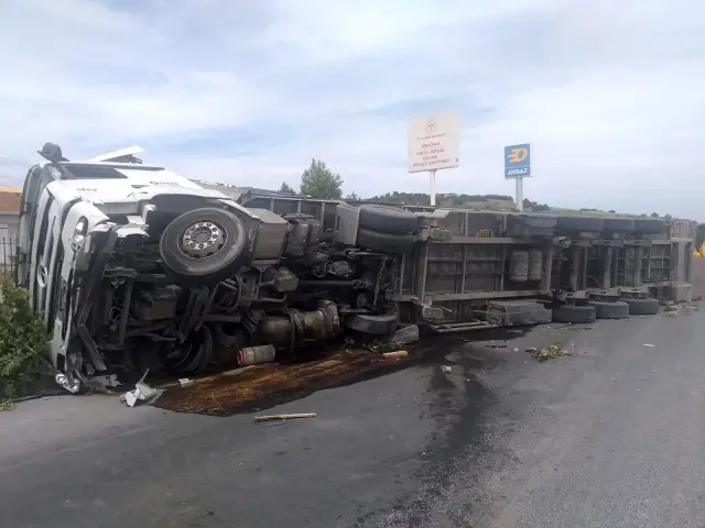 Her şeyden habersiz yolda yürüyen yayalara tır çarptı: 2 ölü, 5 yaralı Her şeyden habersiz yolda yürüyen yayalara tır çarptı: 2 ölü, 5 yaralı