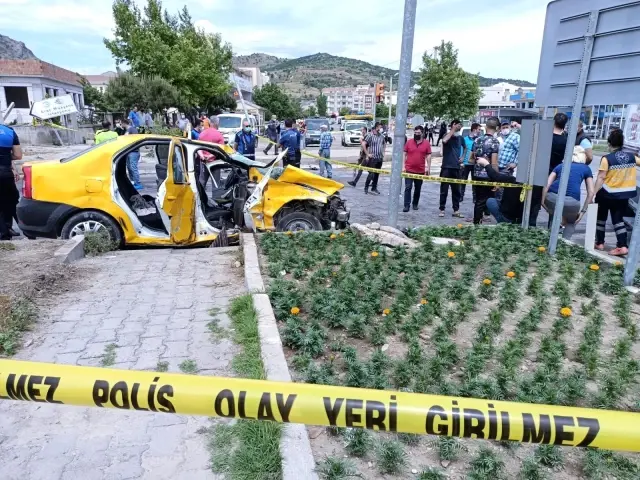 Her şeyden habersiz yolda yürüyen yayalara tır çarptı: 2 ölü, 5 yaralı Her şeyden habersiz yolda yürüyen yayalara tır çarptı: 2 ölü, 5 yaralı
