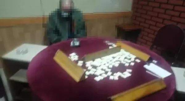 İZMİT'TE KUMAR BASKININDA 24 KİŞİ YAKALANDI İZMİT'TE KUMAR BASKININDA 24 KİŞİ YAKALANDI