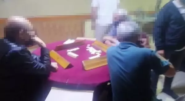 İZMİT'TE KUMAR BASKININDA 24 KİŞİ YAKALANDI İZMİT'TE KUMAR BASKININDA 24 KİŞİ YAKALANDI