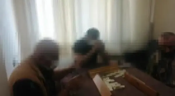 İZMİT'TE KUMAR BASKININDA 24 KİŞİ YAKALANDI İZMİT'TE KUMAR BASKININDA 24 KİŞİ YAKALANDI