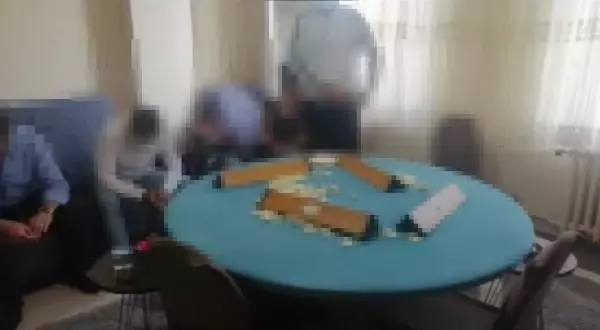 İZMİT'TE KUMAR BASKININDA 24 KİŞİ YAKALANDI İZMİT'TE KUMAR BASKININDA 24 KİŞİ YAKALANDI
