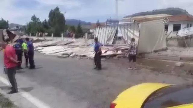 Son dakika... Kaldırımda yürürken, otomobille çarpıştıktan sonra devrilen tırın altında kalan 2 kişi öldü (2) Son dakika... Kaldırımda yürürken, otomobille çarpıştıktan sonra devrilen tırın altında kalan 2 kişi öldü (2)