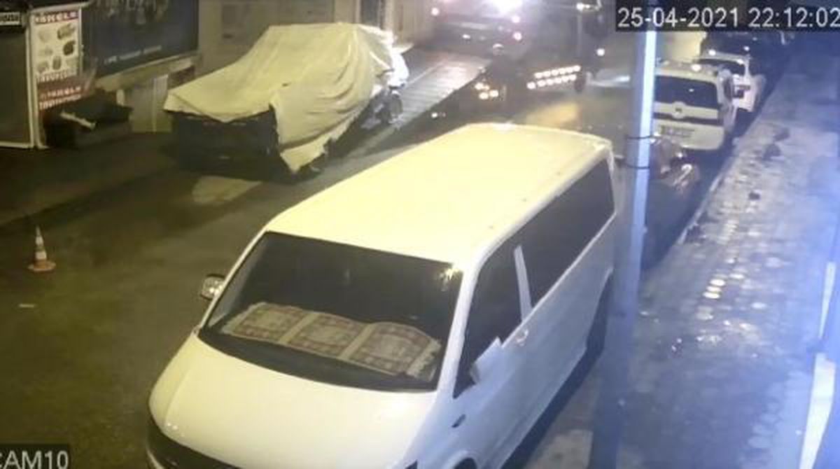 Kamyoneti, çekiciye yükleyerek çaldı