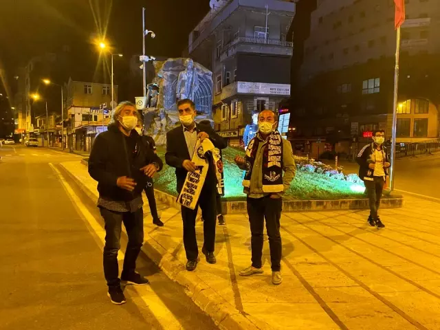 Kısıtlamaya rağmen Beşiktaş'ın şampiyonluğunu kutladılar Kısıtlamaya rağmen Beşiktaş'ın şampiyonluğunu kutladılar