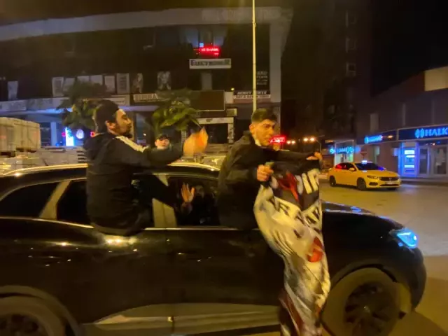 Kısıtlamaya rağmen Beşiktaş'ın şampiyonluğunu kutladılar Kısıtlamaya rağmen Beşiktaş'ın şampiyonluğunu kutladılar