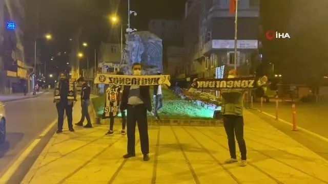 Kısıtlamaya rağmen Beşiktaş'ın şampiyonluğunu kutladılar Kısıtlamaya rağmen Beşiktaş'ın şampiyonluğunu kutladılar
