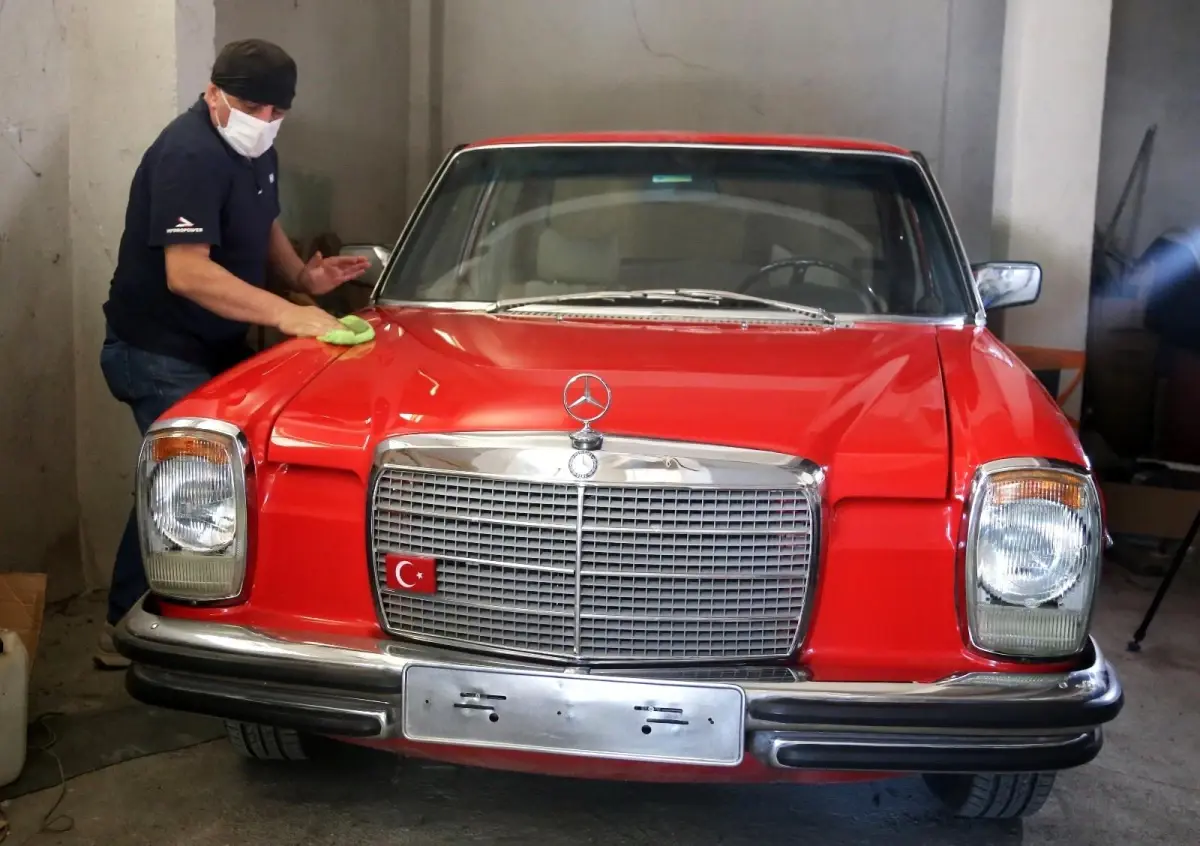 Klasik otomobilleri atölyesinde ilk günkü ihtişamına kavuşturuyor