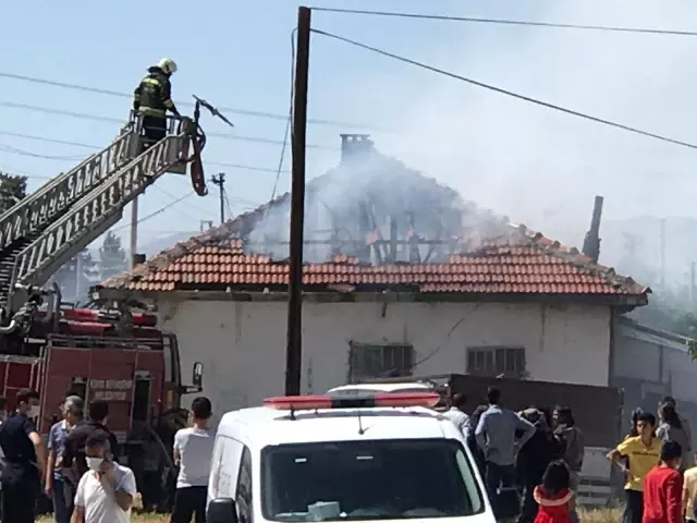 Konya'da müstakil ev yangında kullanılamaz hale geldi Konya'da müstakil ev yangında kullanılamaz hale geldi