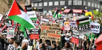 Hükümet: Londra'da on binlerce kişi, İsrail'in Gazze'ye saldırılarını protesto etmek için yürüdü Hükümet: Londra'da on binlerce kişi, İsrail'in Gazze'ye saldırılarını protesto etmek için yürüdü