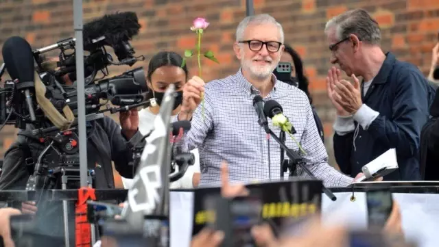 Londra'da on binlerce kişi, İsrail'in Gazze'ye saldırılarını protesto etmek için yürüdü