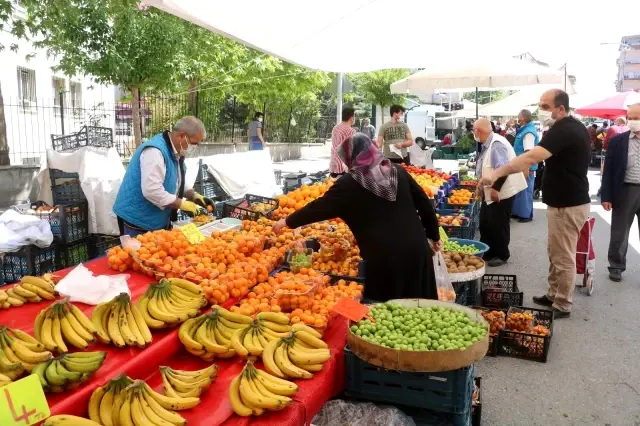 Malatya'da semt pazarı kuruldu Malatya'da semt pazarı kuruldu
