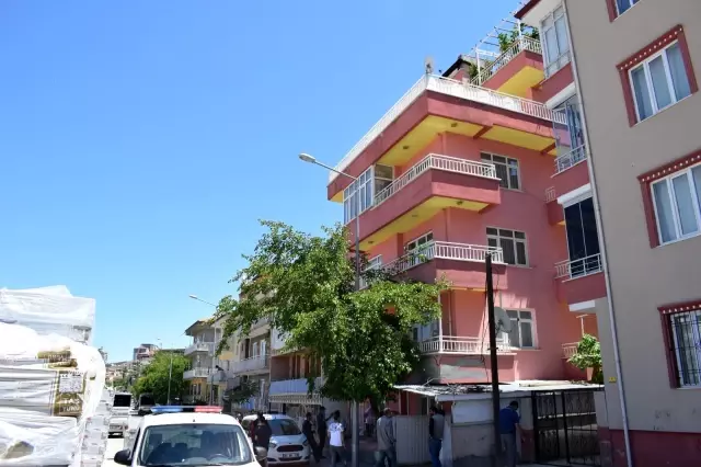 Terastan düşen kadın ağır yaralandı Terastan düşen kadın ağır yaralandı