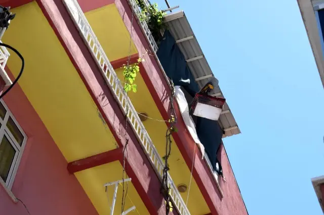 Terastan düşen kadın ağır yaralandı Terastan düşen kadın ağır yaralandı