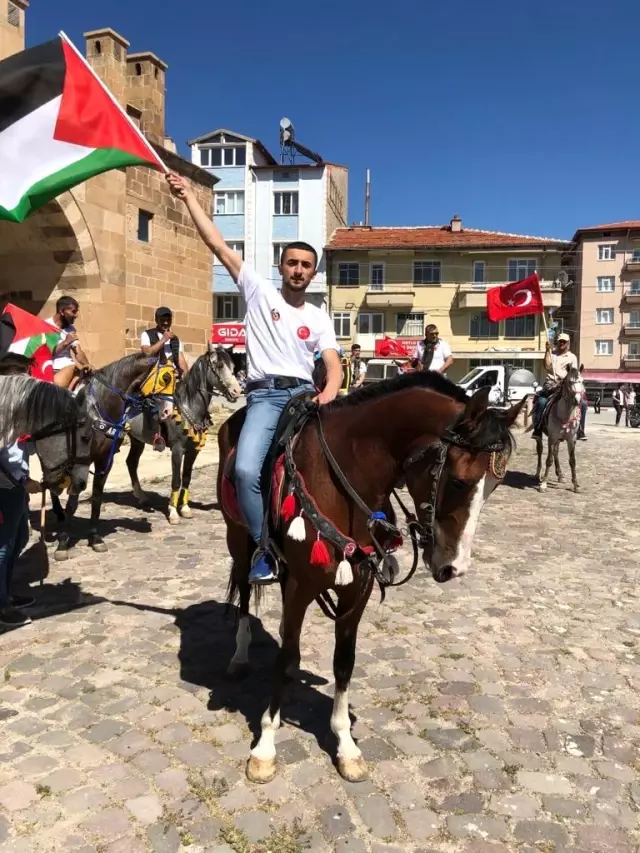 Namaz sonrası atlarına binip İsrail'i protesto ettiler Namaz sonrası atlarına binip İsrail'i protesto ettiler