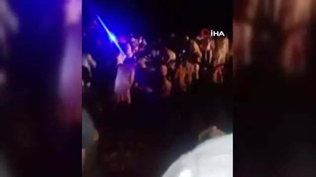 Son dakika haberleri: - Pakistan'da kontrolden çıkan araç kanala yuvarlandı: 11 ölü