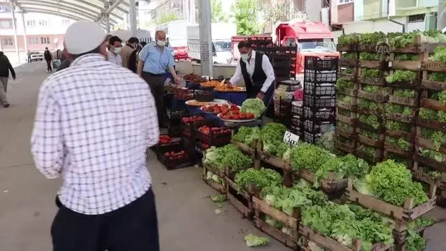 Pazar yerleri Kovid-19 tedbirlerine uyularak açıldı Pazar yerleri Kovid-19 tedbirlerine uyularak açıldı