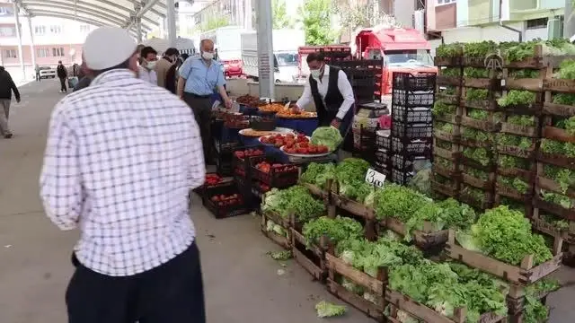 Konya ve Afyonkarahisar'da pazar yerleri Kovid-19 tedbirlerine uyularak açıldı Konya ve Afyonkarahisar'da pazar yerleri Kovid-19 tedbirlerine uyularak açıldı