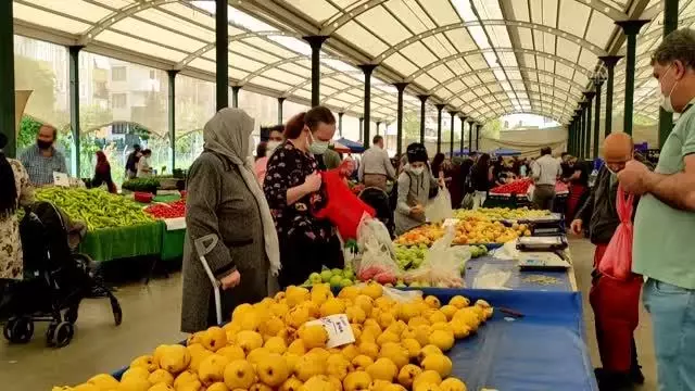 İstanbul'da pazar yerlerinde kapanma saatine doğru yoğunluk oluştu İstanbul'da pazar yerlerinde kapanma saatine doğru yoğunluk oluştu
