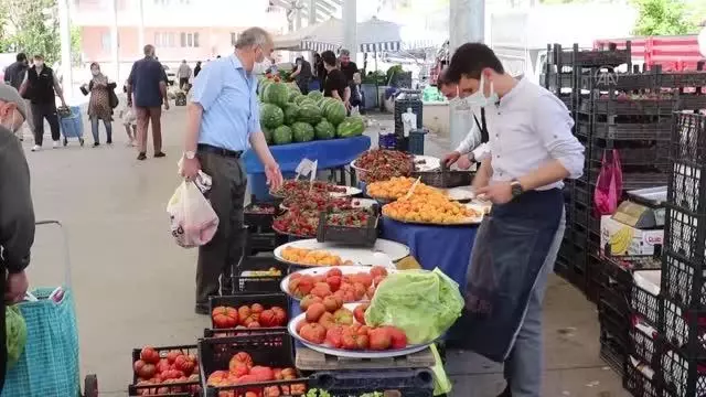 Konya ve Afyonkarahisar'da pazar yerleri Kovid-19 tedbirlerine uyularak açıldı Konya ve Afyonkarahisar'da pazar yerleri Kovid-19 tedbirlerine uyularak açıldı