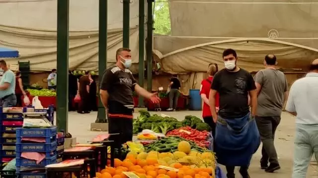 İstanbul'da pazar yerlerinde kapanma saatine doğru yoğunluk oluştu İstanbul'da pazar yerlerinde kapanma saatine doğru yoğunluk oluştu