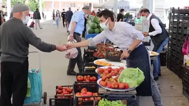 Pazar yerleri Kovid-19 tedbirlerine uyularak açıldı Pazar yerleri Kovid-19 tedbirlerine uyularak açıldı