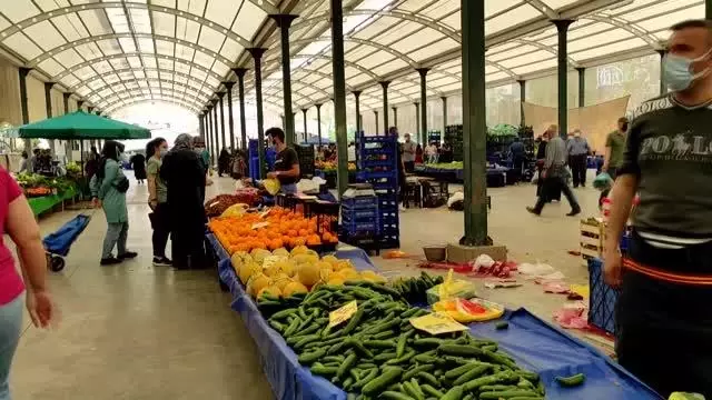 İstanbul'da pazar yerlerinde kapanma saatine doğru yoğunluk oluştu İstanbul'da pazar yerlerinde kapanma saatine doğru yoğunluk oluştu