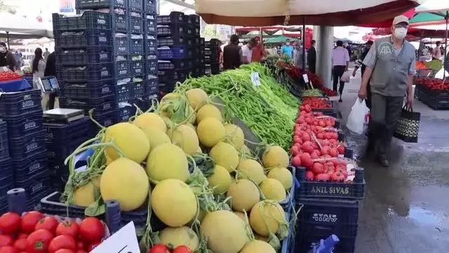 Konya ve Afyonkarahisar'da pazar yerleri Kovid-19 tedbirlerine uyularak açıldı Konya ve Afyonkarahisar'da pazar yerleri Kovid-19 tedbirlerine uyularak açıldı