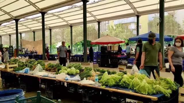 İstanbul'da pazar yerlerinde kapanma saatine doğru yoğunluk oluştu İstanbul'da pazar yerlerinde kapanma saatine doğru yoğunluk oluştu
