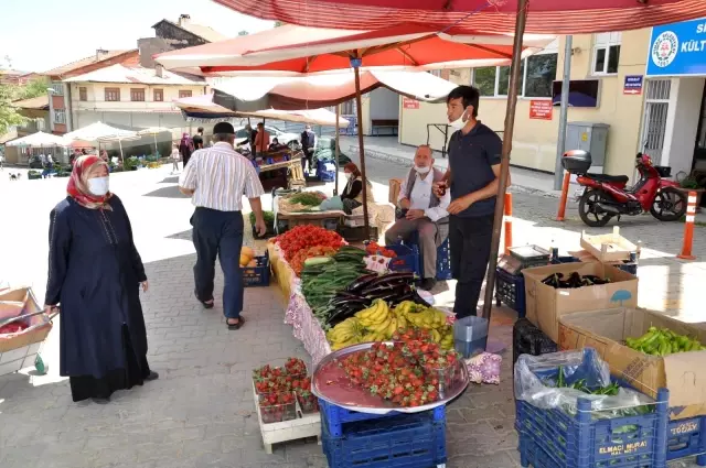 Pazarcı esnafı tezgahlarını açtı Pazarcı esnafı tezgahlarını açtı