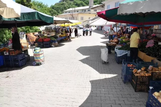 Pazarcı esnafı tezgahlarını açtı Pazarcı esnafı tezgahlarını açtı