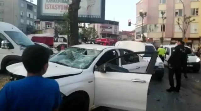 Drift yapan magandalar direksiyonu onlarca kişinin üzerine kırdı, vatandaşlar ezilmekten kıl payı kurtuldu Drift yapan magandalar direksiyonu onlarca kişinin üzerine kırdı, vatandaşlar ezilmekten kıl payı kurtuldu