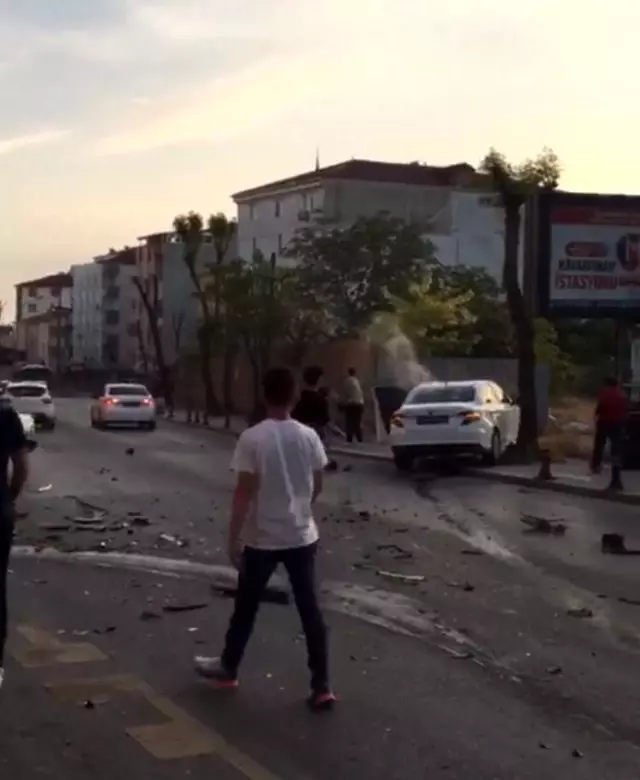 Drift yapan magandalar direksiyonu onlarca kişinin üzerine kırdı, vatandaşlar ezilmekten kıl payı kurtuldu Drift yapan magandalar direksiyonu onlarca kişinin üzerine kırdı, vatandaşlar ezilmekten kıl payı kurtuldu