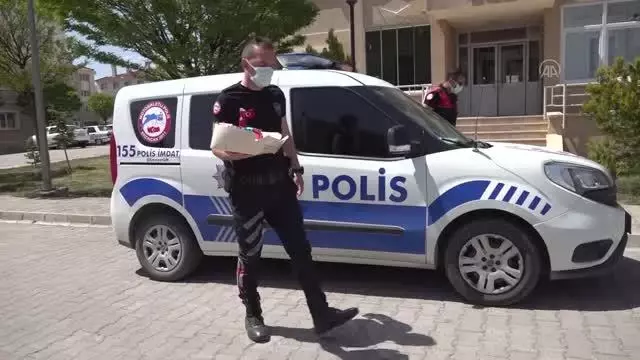 Polis, engelli Canahmet'e doğum günü sürpriziyle çifte bayram yaşattı Polis, engelli Canahmet'e doğum günü sürpriziyle çifte bayram yaşattı