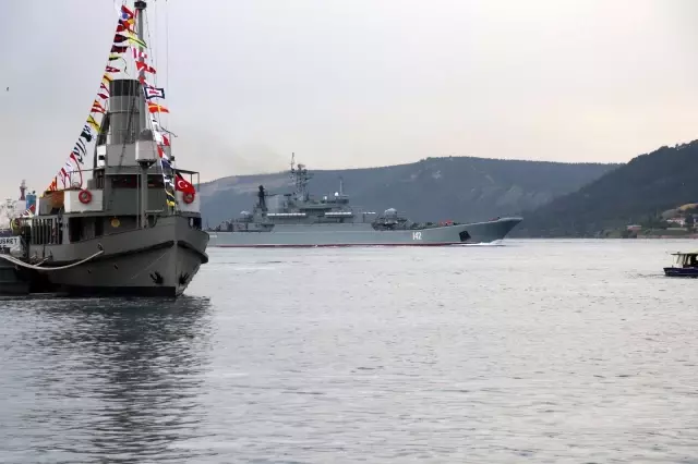 Rus ve İngiliz savaş gemileri peş peşe Çanakkale Boğazı'ndan geçti Rus ve İngiliz savaş gemileri peş peşe Çanakkale Boğazı'ndan geçti