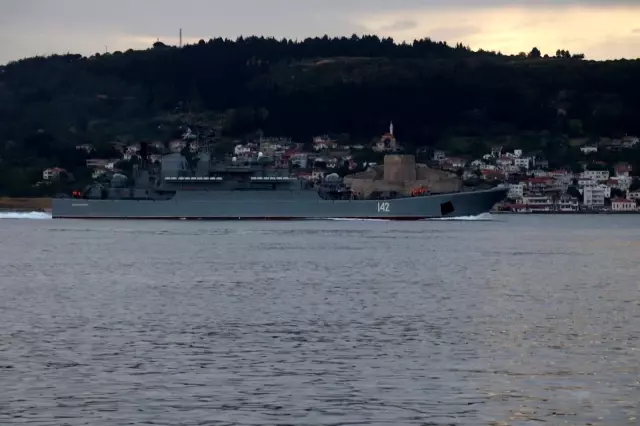 Rus ve İngiliz savaş gemileri peş peşe Çanakkale Boğazı'ndan geçti Rus ve İngiliz savaş gemileri peş peşe Çanakkale Boğazı'ndan geçti