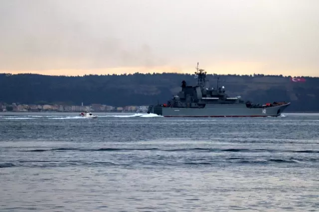 Rus ve İngiliz savaş gemileri peş peşe Çanakkale Boğazı'ndan geçti Rus ve İngiliz savaş gemileri peş peşe Çanakkale Boğazı'ndan geçti