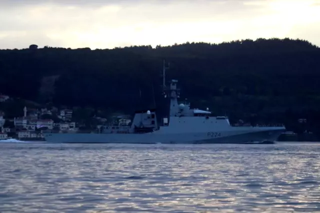 Rus ve İngiliz savaş gemileri peş peşe Çanakkale Boğazı'ndan geçti Rus ve İngiliz savaş gemileri peş peşe Çanakkale Boğazı'ndan geçti