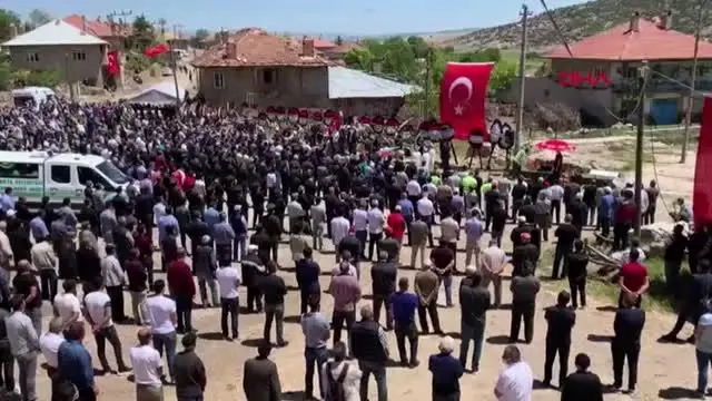 Üzerine uzandığı motosikletle tehlikeli yolculuk