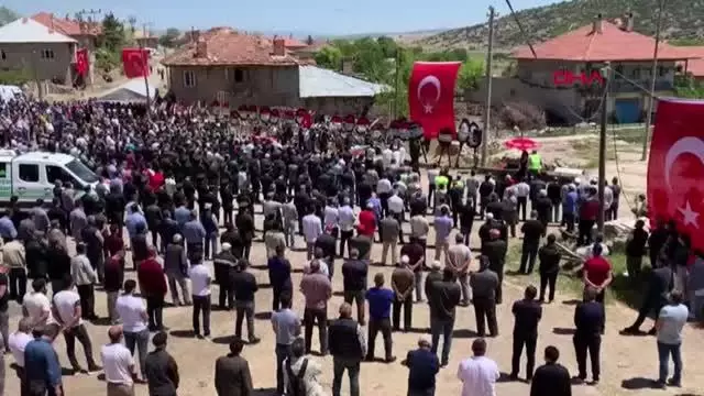 Üzerine uzandığı motosikletle tehlikeli yolculuk