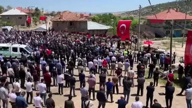 Üzerine uzandığı motosikletle tehlikeli yolculuk