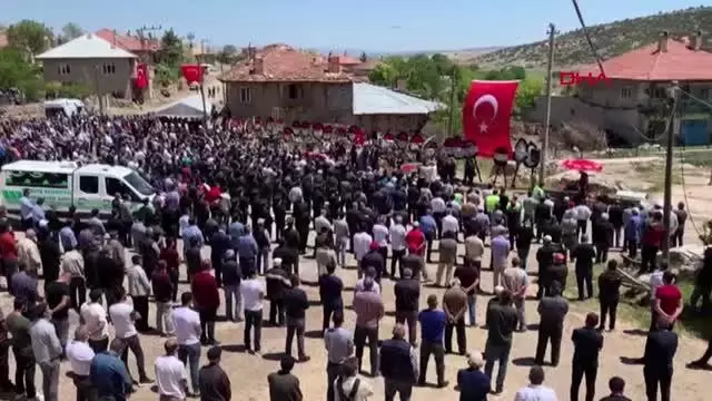 Üzerine uzandığı motosikletle tehlikeli yolculuk