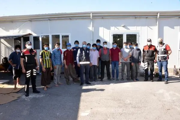 SINIR DIŞI EDİLMEYİ BEKLEYEN KAÇAKLARA POLİSTEN BAYRAM ZİYARETİ