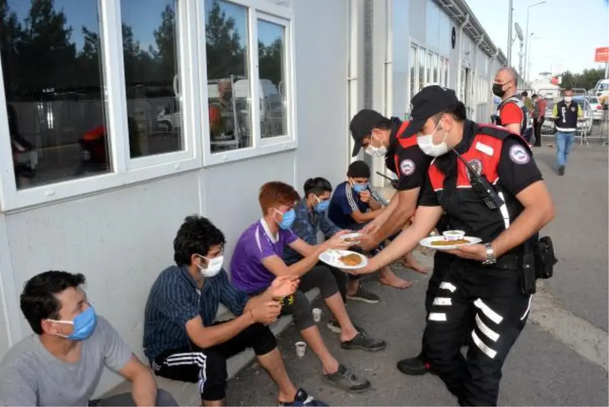 SINIR DIŞI EDİLMEYİ BEKLEYEN KAÇAKLARA POLİSTEN BAYRAM ZİYARETİ