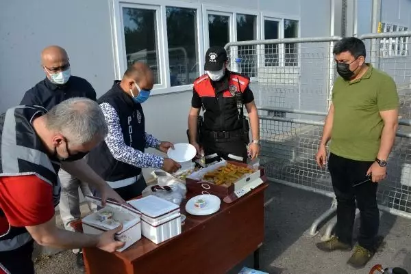 SINIR DIŞI EDİLMEYİ BEKLEYEN KAÇAKLARA POLİSTEN BAYRAM ZİYARETİ
