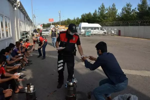 SINIR DIŞI EDİLMEYİ BEKLEYEN KAÇAKLARA POLİSTEN BAYRAM ZİYARETİ