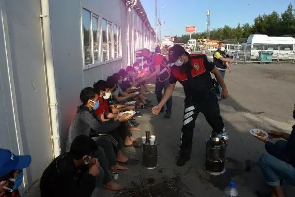 SINIR DIŞI EDİLMEYİ BEKLEYEN KAÇAKLARA POLİSTEN BAYRAM ZİYARETİ